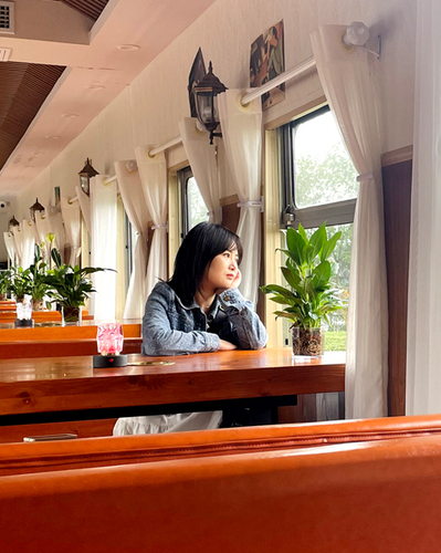 火车清吧 >>

品茶、简餐

夜间的时候会偶尔放放电影

在夜色中

身心放松，甚是愉悦